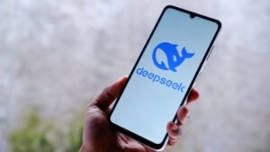 DeepSeek-1024x576-1-300x169 DeepSeek: O app chinês que superou ChatGPT em popularidade