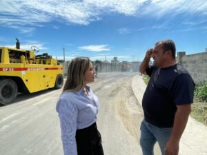 Daniela-Soares-acompanha-obras-de-asfaltamento-em-Ponte-dos-Leites-300x225 Daniela Soares acompanha obras de asfaltamento em Ponte dos Leites