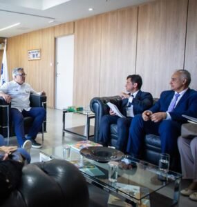 a-reuniao-visa-trazer-recursos-para-a-saude-do-municipio-285x300 Prefeito Carlos Augusto viaja a Brasília em  busca de recursos para Saúde do Município