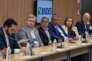 3d11b57b-3868-45e6-aab3-8aa736600bb3-300x200 Prefeita de Araruama participa de reunião com Embratur e BNDES para discutir investimentos no setor de turismo