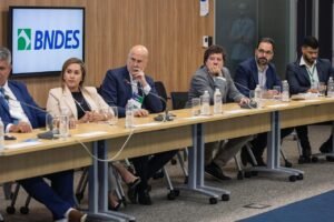 ab7a0b8e-3af4-463b-9a20-a08d42059550-300x200 Prefeita de Araruama participa de reunião com Embratur e BNDES para discutir investimentos no setor de turismo