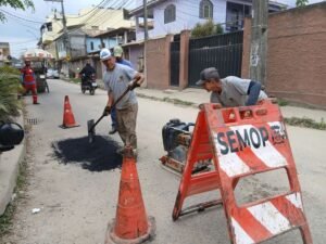 prefeitura-segue-priorizando-melhorias-por-toda-a-cidade-continuam-os-mutiroes-de-reparos-nas-vias-asfaltadas-foto-alexandre-leite-300x225 Rio das Ostras intensifica serviços de  manutenção urbana em diversos bairros
