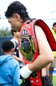 1755656874-197x300 Atleta macaense de Muay Thai conquista cinturão