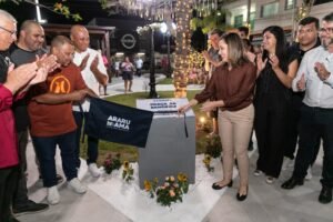 691c7c6ae1a9cwhsbr_larg-300x200 Prefeitura reinaugura Praça  da Bandeira totalmente revitalizada