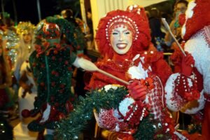 69345d7c2d25fzxntv_larg-300x200 Abertura do Natal transforma a Praça Antônio Raposo em um verdadeiro mundo encantado de cores e luzes