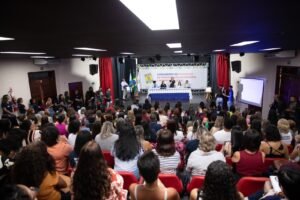 887aee82-37ac-4a10-9588-f164260f3020-300x200 Araruama se torna pioneira nacional ao implantar  sistema de comunicação inclusiva em escolas