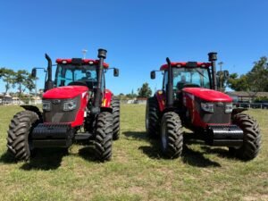 99547828-d6bd-4d4a-95e6-dd497963daf1-300x225 Novos tratores reforçam agricultura familiar em Araruama