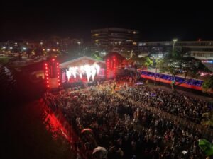 69880f698cd2enj2f7_larg-300x225 Público vibra com show da banda Calcinha Preta no Record Sunset Rio, em Araruama