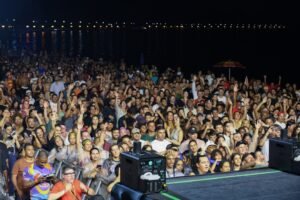 69880fb9e2ff3yl1vw_larg-300x200 Público vibra com show da banda Calcinha Preta no Record Sunset Rio, em Araruama