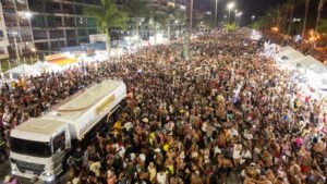 6994c08913365191qx_larg-300x169 Bloco das Piranhas arrasta 150 mil foliões na  orla de Araruama