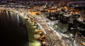 6994c1cdda1dc2nxyr_larg-300x162 Bloco das Piranhas arrasta 150 mil foliões na orla de Araruama