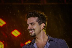 IMG_2219.JPG-1-300x200 Público recorde e emoção: Luan Santana leva 60 mil pessoas à orla de Araruama