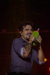 IMG_2276.JPG-200x300 Público recorde e emoção: Luan Santana leva 60 mil pessoas à orla de Araruama