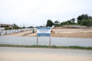 69b1d4756afbdm17ed_larg-300x200 Moradora comemora início da construção de creche em Iguabinha