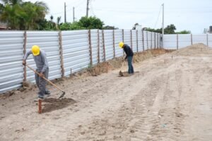 69b1d476eb2a63udyl_larg-300x200 Moradora comemora início da construção de creche em Iguabinha