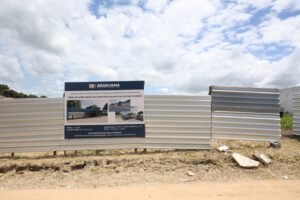 69b1d47798d3a3amxe_larg-300x200 Moradora comemora início da construção de creche em Iguabinha