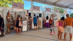 WhatsApp-Image-2026-03-30-at-09.56.44-300x169 Evento "Araruama Feito à Mão" Movimenta Praça Antônio Raposo com Arte e Cultura