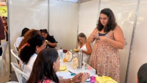 WhatsApp-Image-2026-03-30-at-09.56.44-7-300x169 Evento "Araruama Feito à Mão" Movimenta Praça Antônio Raposo com Arte e Cultura