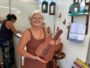 WhatsApp-Image-2026-03-30-at-09.56.45-1-300x225 Evento "Araruama Feito à Mão" Movimenta Praça Antônio Raposo com Arte e Cultura