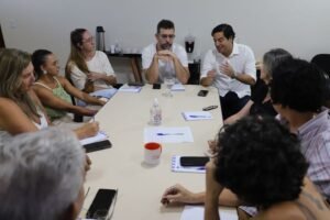 prefeitura-faz-parceria-com-governo-federal-para-ampliar-numero-de-cirurgias-reuniao-ministerio-da-saude-e-secretarios-de-saude-foto-akilla-ribeiro-2-300x200 